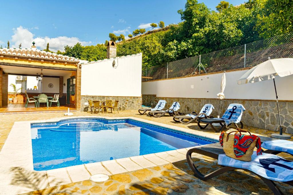eine Villa mit einem Pool und einem Haus in der Unterkunft Villa Maravillas in Nerja
