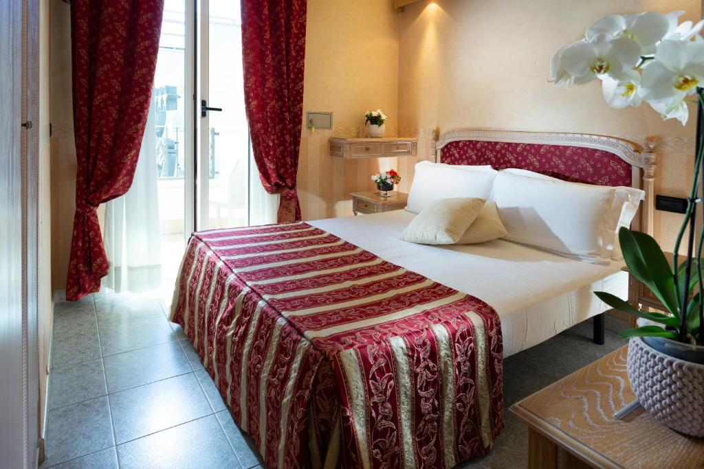 Postel nebo postele na pokoji v ubytování Hotel Gallia Palace