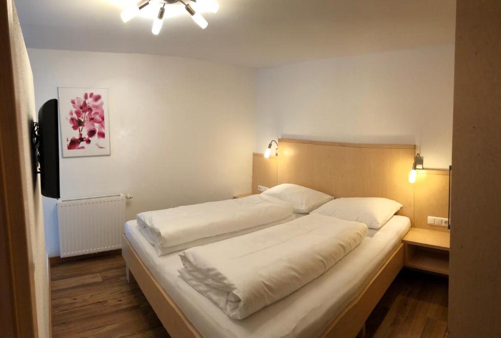 Postel nebo postele na pokoji v ubytování Hotel Garni Central - Zimmer - Studios - Apartments