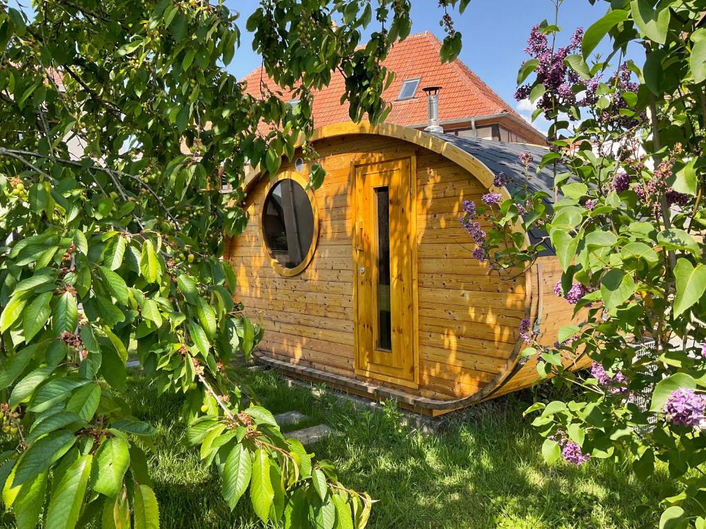 Gite Au sauna de l’Aubach في Scherwiller: بيت كلب خشبي وسط الاشجار