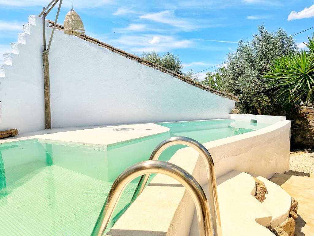 une piscine avec un bain à remous à côté d'une maison dans l'établissement Villa Oliva São Pedro, à São Pedro do Corval