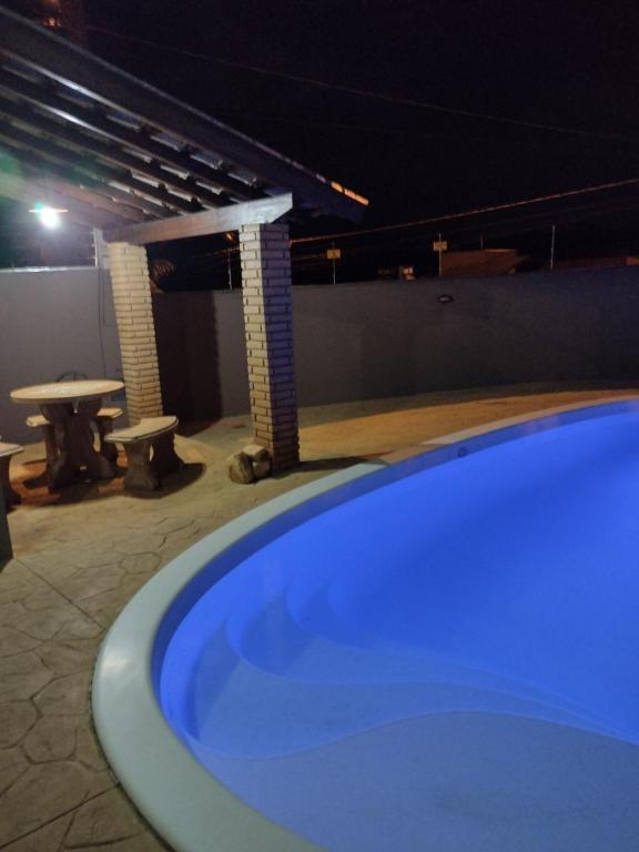 eine große blaue Badewanne in einem Zimmer mit einem Tisch in der Unterkunft Recanto Cote Gil in Olímpia