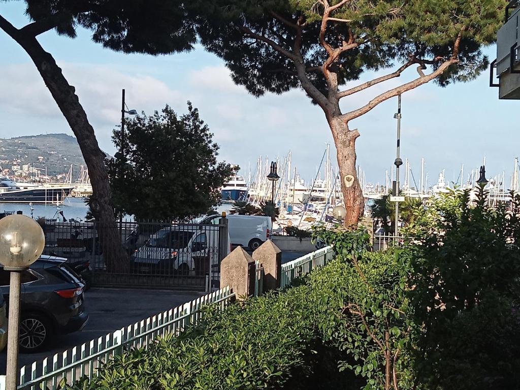 uma vista para uma marina com barcos na água em Marina's house em Imperia