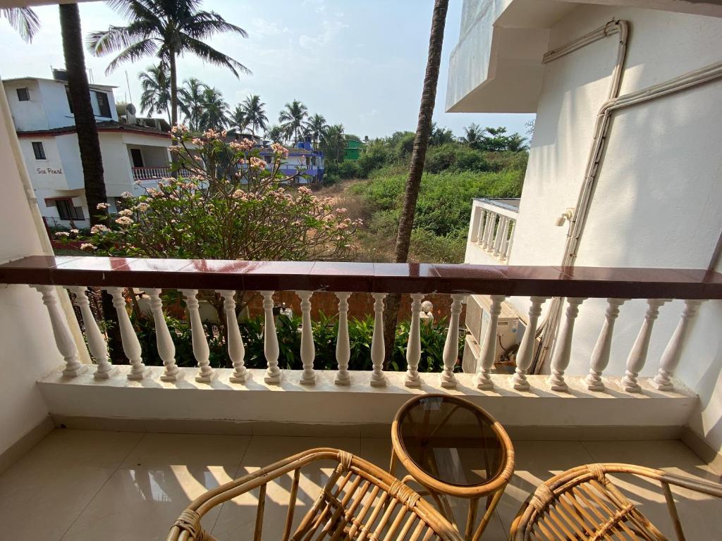 Балкон или терраса в SHANU'S SEASIDE INN - A Family-Run Guesthouse just 100 metres from Candolim Beach