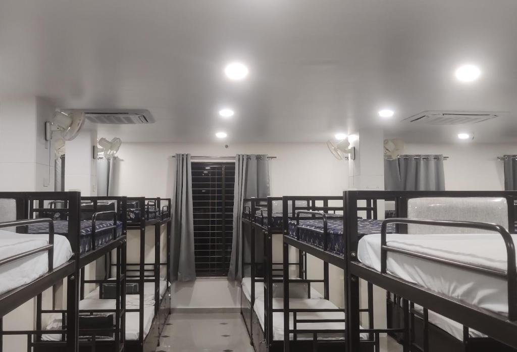 Postel nebo postele na pokoji v ubytování Basera AC DORMITORY & ROOMS