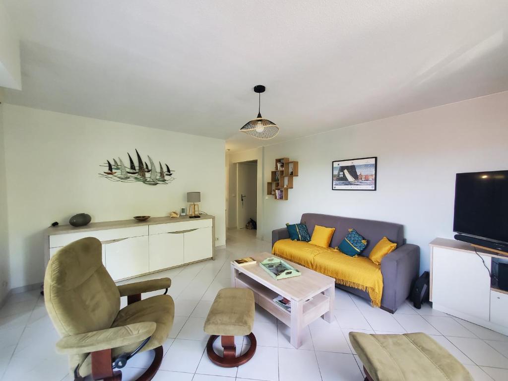 un salon avec un canapé et une table dans l'établissement Port FREJUS 3 Pieces climatise 80m2 Proche de tout, à Fréjus