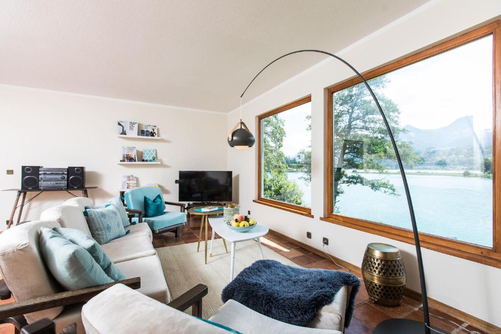 a living room with a view of the water at Ferienhaus Faakersee Hideaway am See in Faak am See