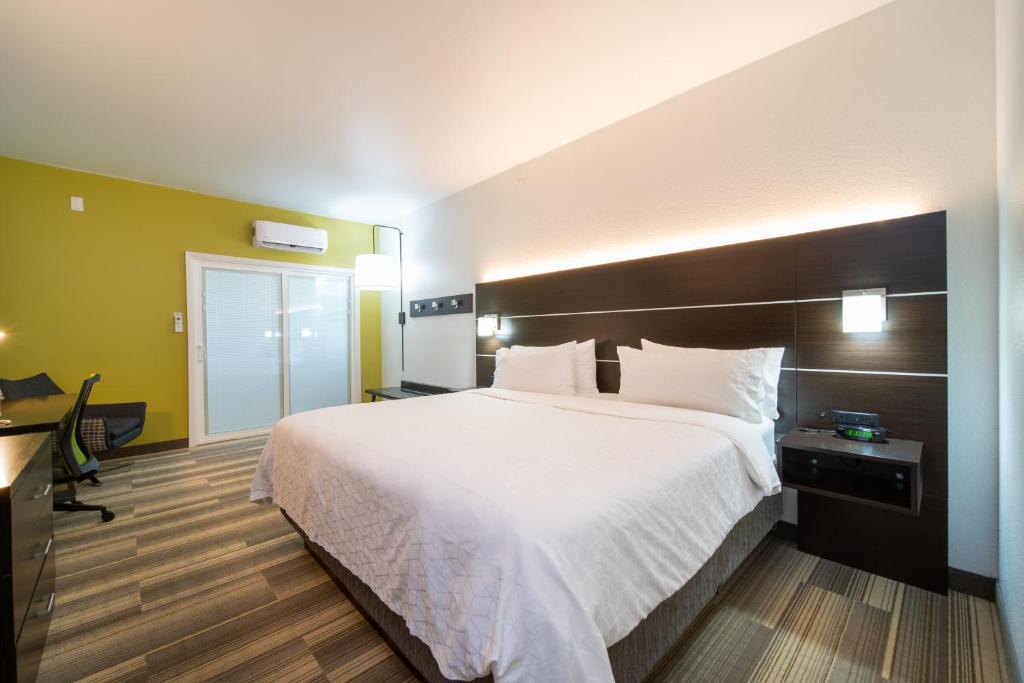Holiday Inn Express Hotel & Suites Bedford by IHG - Habitación Estándar King Con Vistas A La Piscina