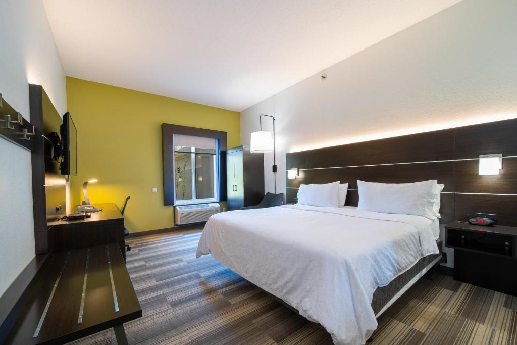 Holiday Inn Express Hotel & Suites Bedford by IHG - Standard King Room With Mobility Accessible Tub