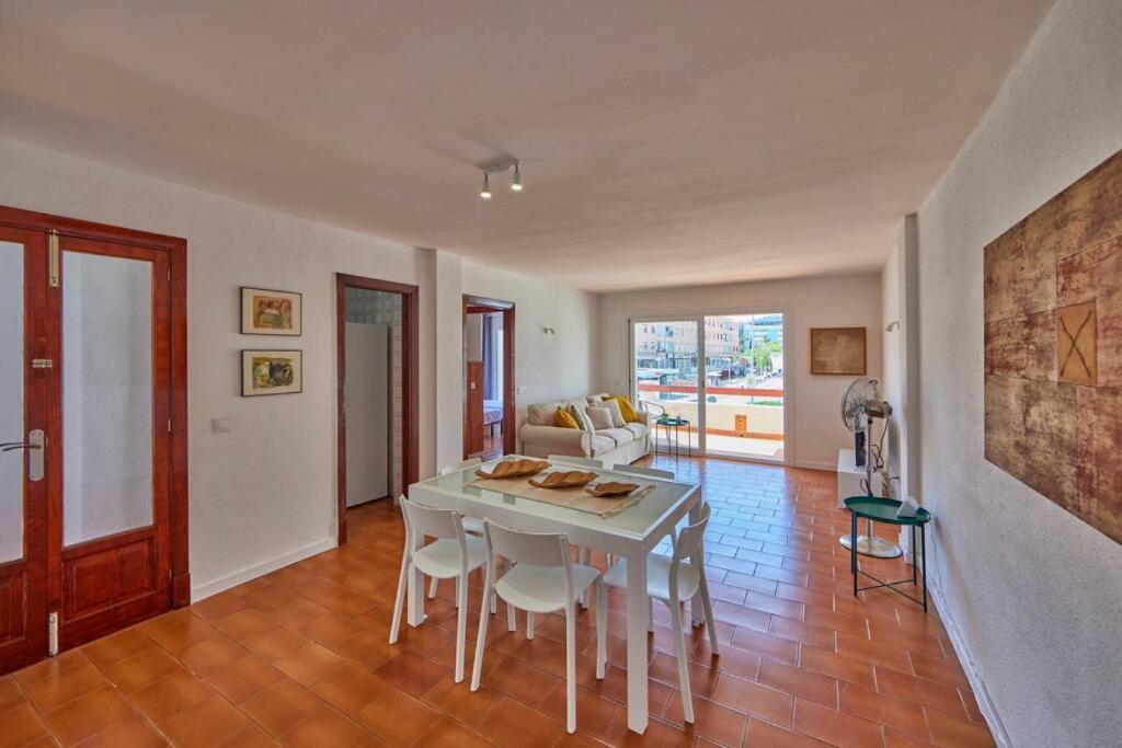 una sala da pranzo con tavolo e sedie bianchi di Nura Houses Apartment Magaluf 3 a Magaluf
