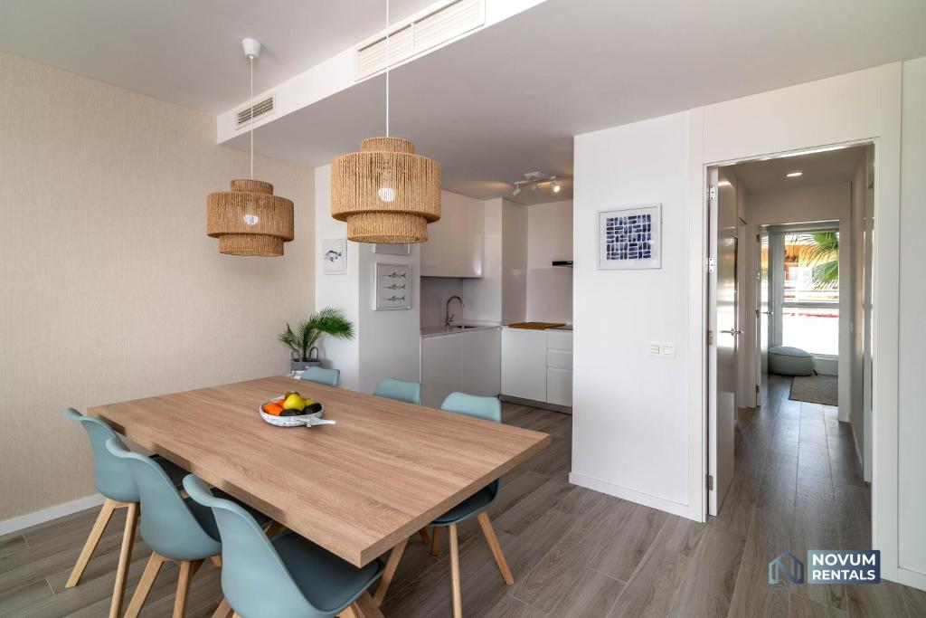 Kuchyňa alebo kuchynka v ubytovaní Newly Built 3-BDRM Luxury Apt w/ Stunning Sea Views
