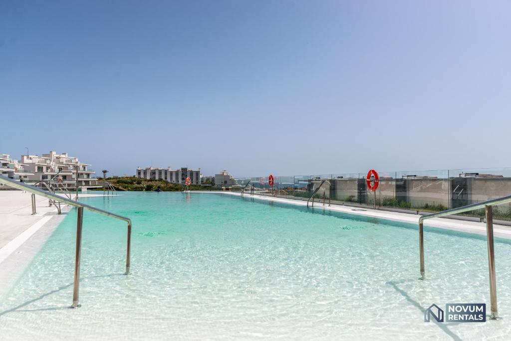 Bazén v ubytovaní Newly Built 3-BDRM Luxury Apt w/ Stunning Sea Views alebo v jeho blízkosti