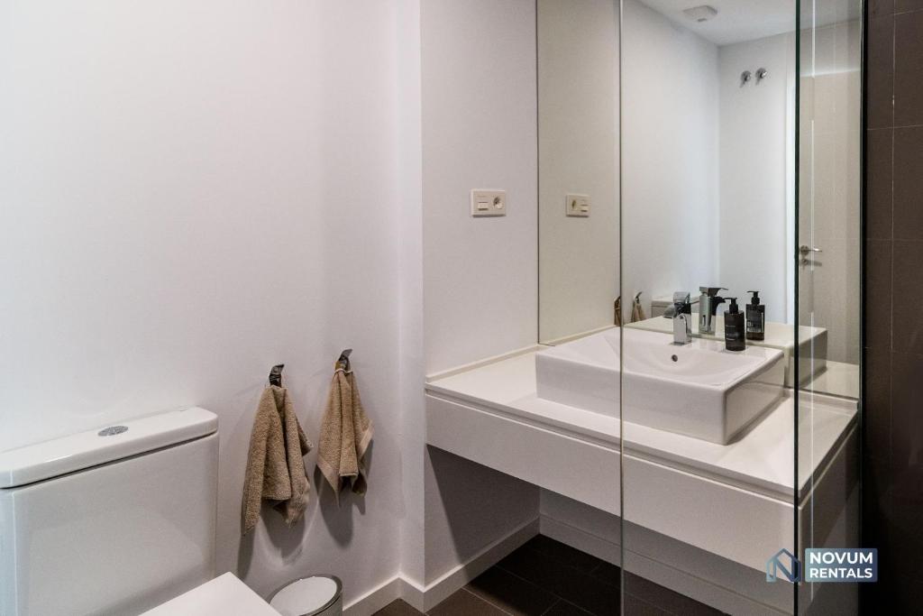 Kúpeľňa v ubytovaní Newly Built 3-BDRM Luxury Apt w/ Stunning Sea Views