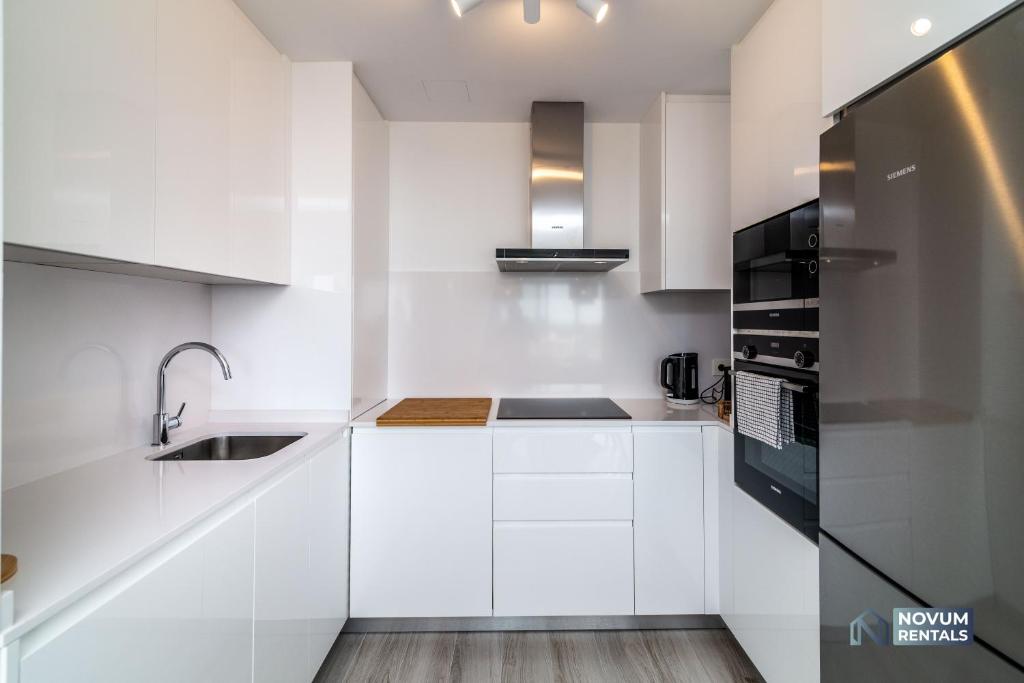 Kuchyňa alebo kuchynka v ubytovaní Newly Built 3-BDRM Luxury Apt w/ Stunning Sea Views