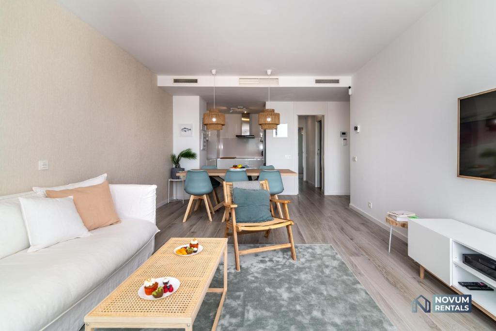 Posedenie v ubytovaní Newly Built 3-BDRM Luxury Apt w/ Stunning Sea Views