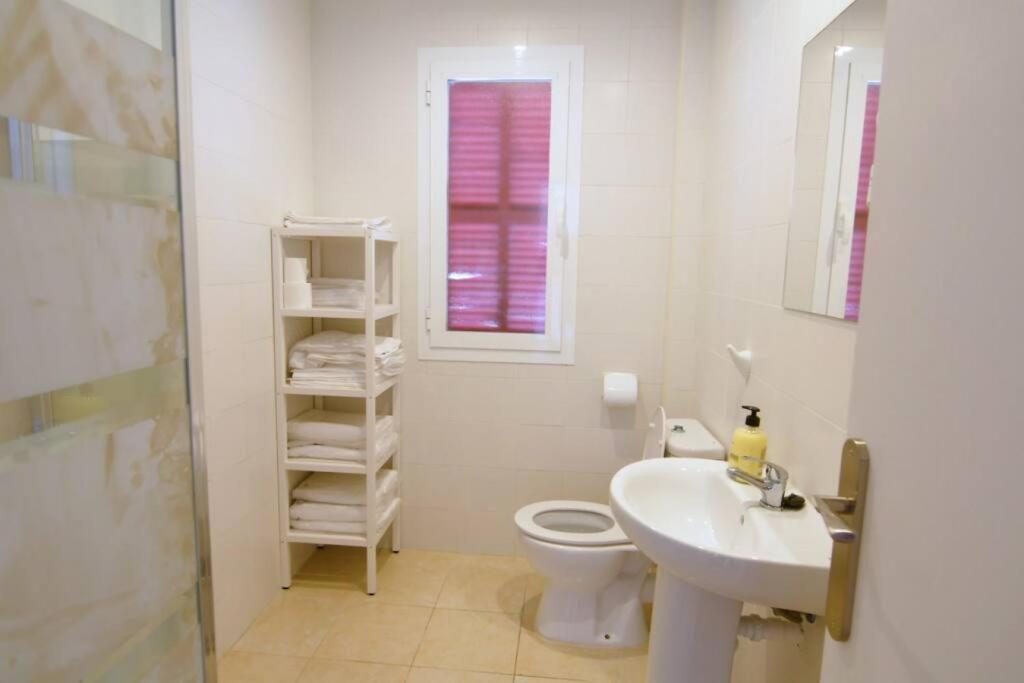 Koupelna v ubytování Nura Houses Magaluf Apartment 4