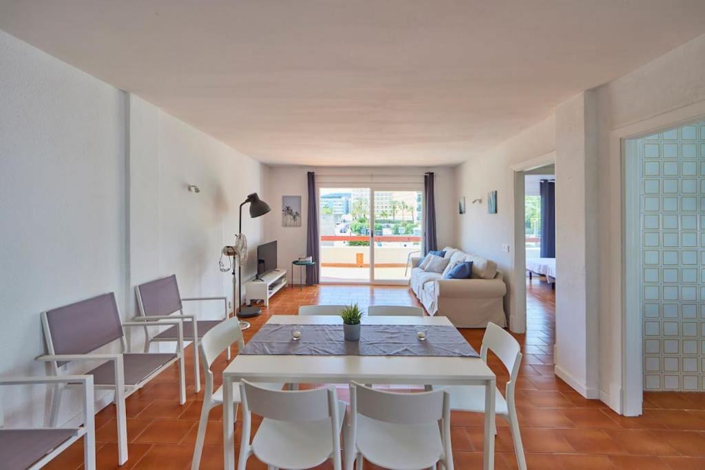 sala de estar con mesa blanca y sillas en Nura Houses Apatment Magaluf 4, en Magaluf