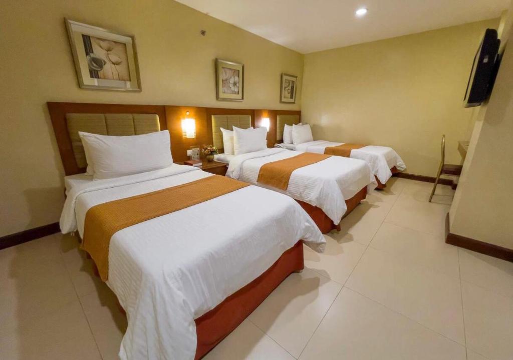 Postel nebo postele na pokoji v ubytování Royal Garden Hotel