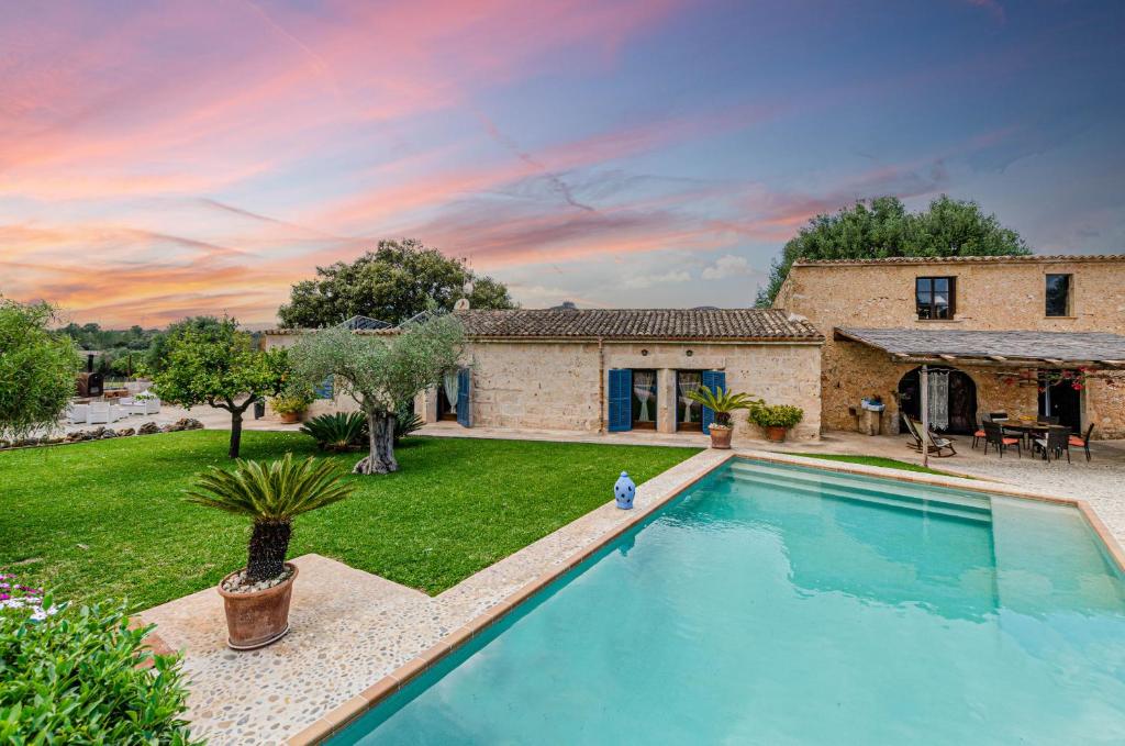 un cortile con piscina e una casa di YourHouse Son Costa Villa a Sineu