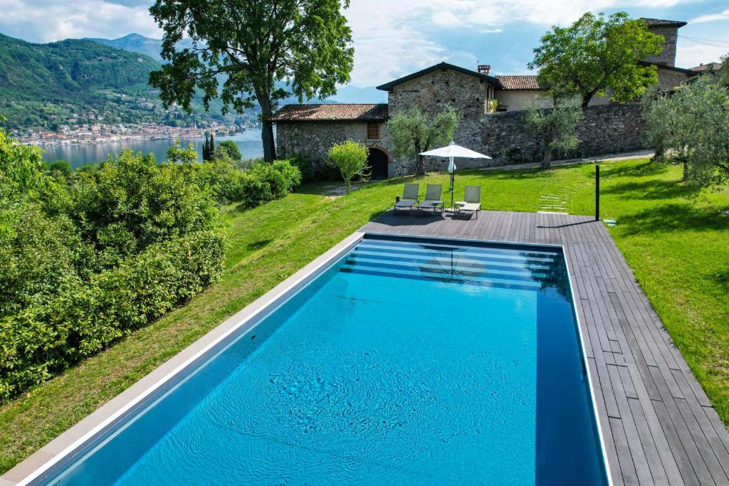una piscina en el patio trasero de una casa en Casale Lucrezia by Garda FeWo, en Saló