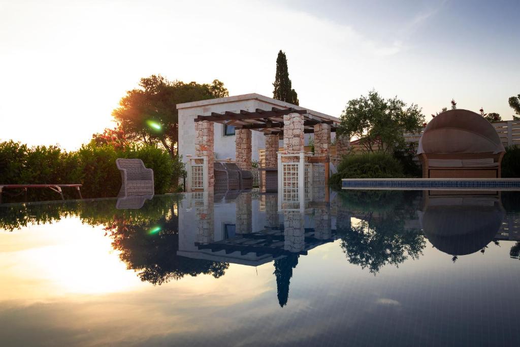 Bazén v ubytování Sea Cats' Villas nebo v jeho okolí