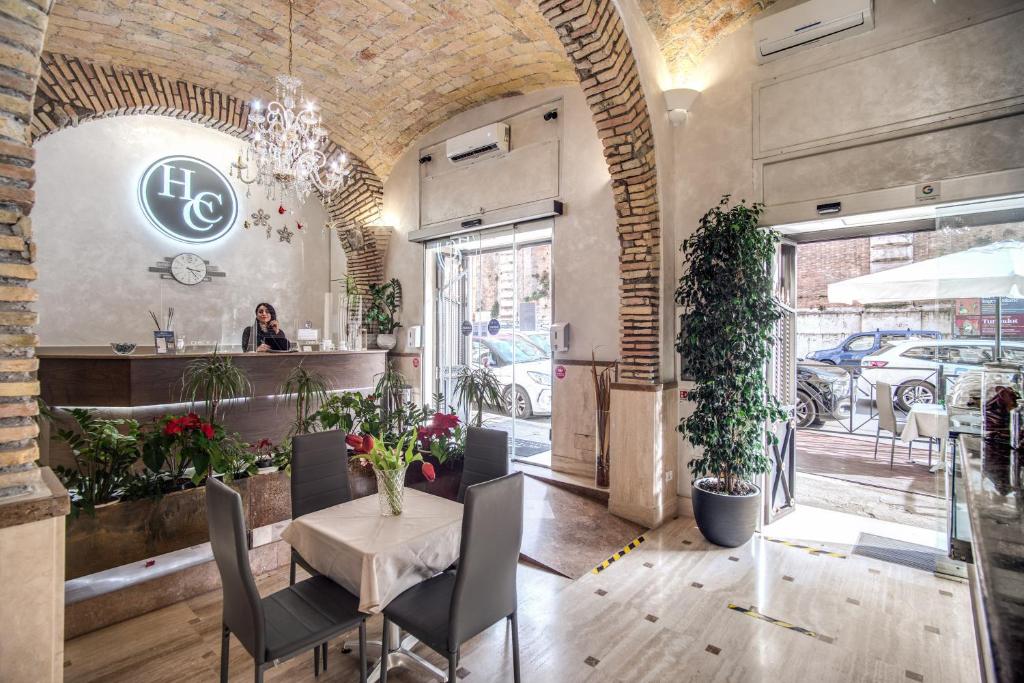 Hotel Centro Cavour Roma في روما: مطعم مع طاولة وكراسي في غرفة