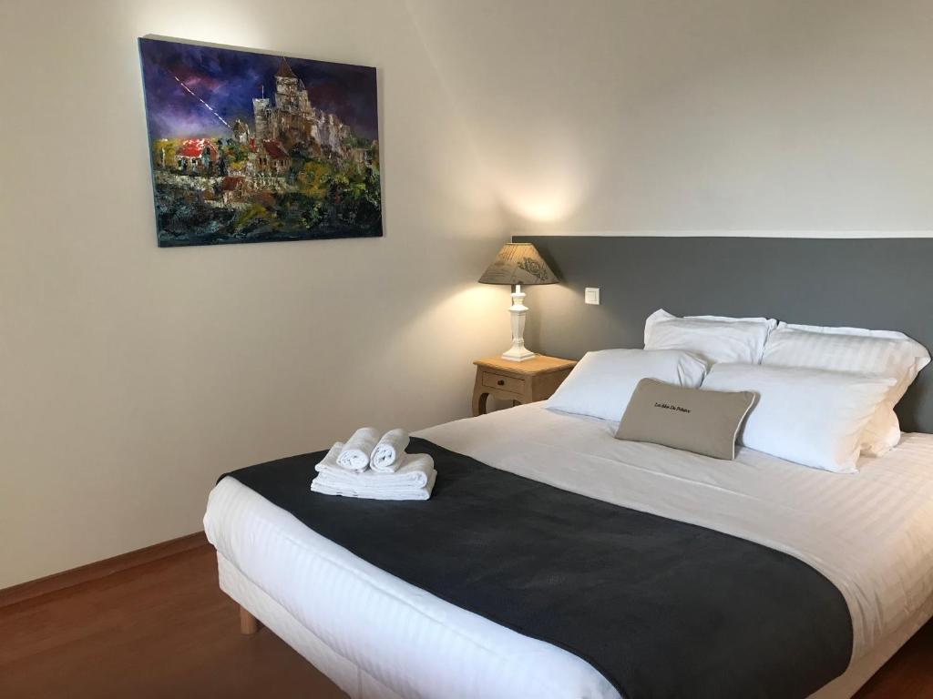 sypialnia z łóżkiem z laptopem w obiekcie Les Mas du Peintre w mieście Sarlat-la-Canéda