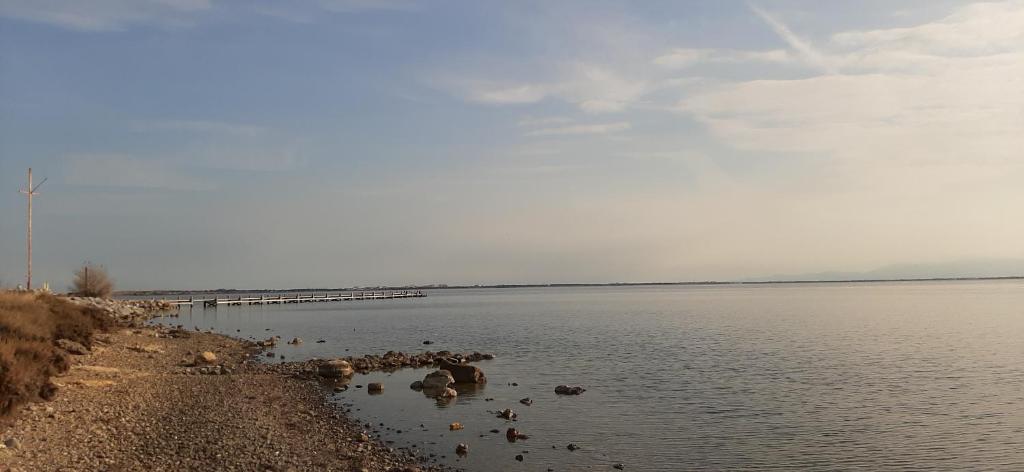 Fotografia z galérie ubytovania Leucate,à 8mn, presqu'ile de Port Fitou sur l'étang de Leucate,cadre idyllique v destinácii Fitou