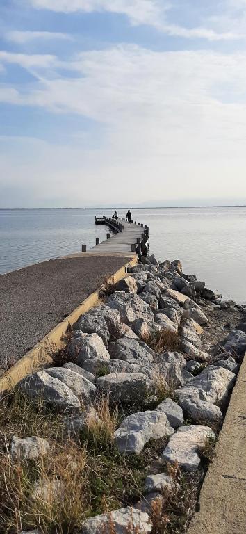 Fotografia z galérie ubytovania Leucate,à 8mn, presqu'ile de Port Fitou sur l'étang de Leucate,cadre idyllique v destinácii Fitou