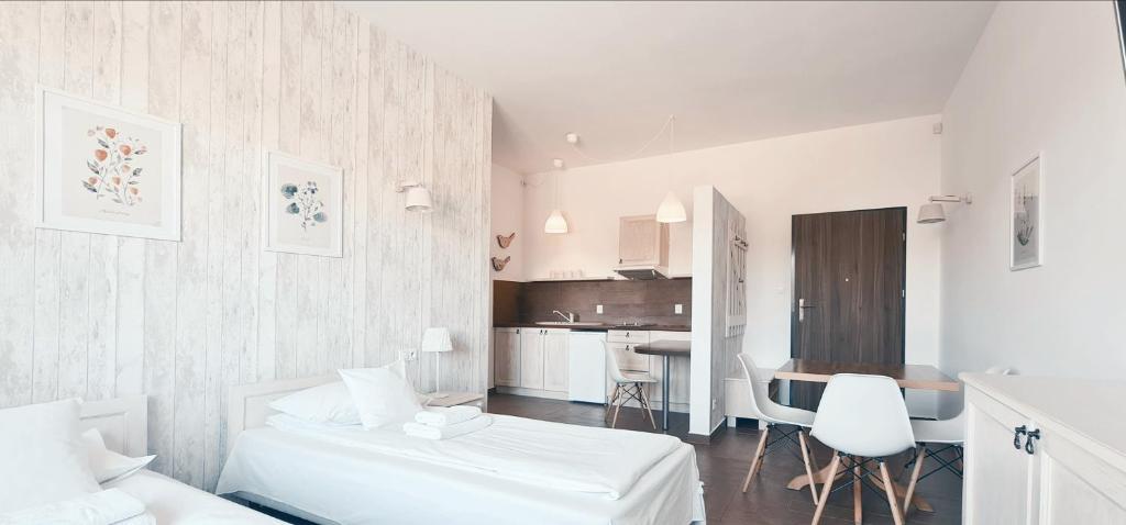 Posteľ alebo postele v izbe v ubytovaní Apartamenty Sasinówka