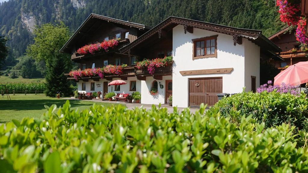 ein Haus mit Blumen auf der Seite in der Unterkunft Landhaus Gredler in Mayrhofen