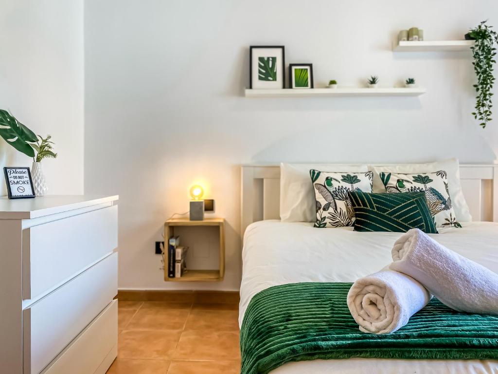 A bed or beds in a room at Renteando Albir Apartments