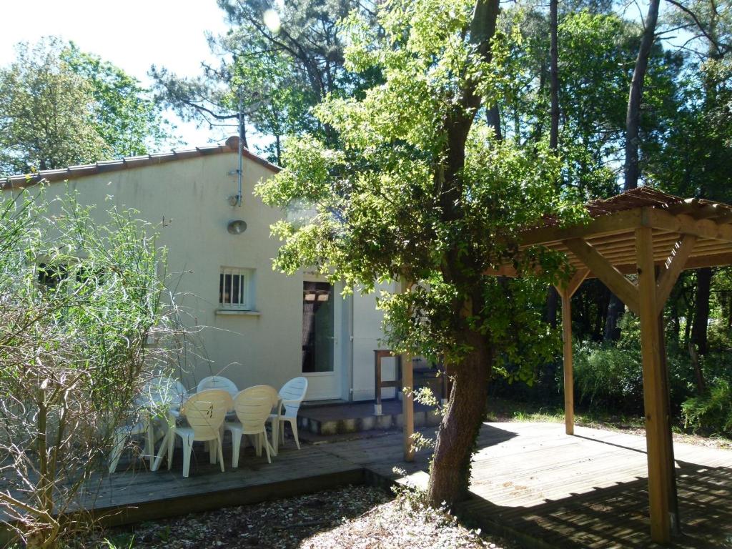 a patio with a table and chairs and a house at Maison neuve à Jard-sur-Mer, proche plage, forêt, port, 4 pers, WiFi, jardin, plancha - FR-1-336-59 in Jard-sur-Mer