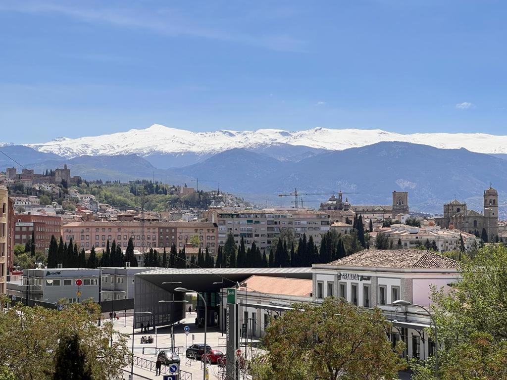 uma cidade com montanhas cobertas de neve no fundo em Pisito del gorrión em Granada