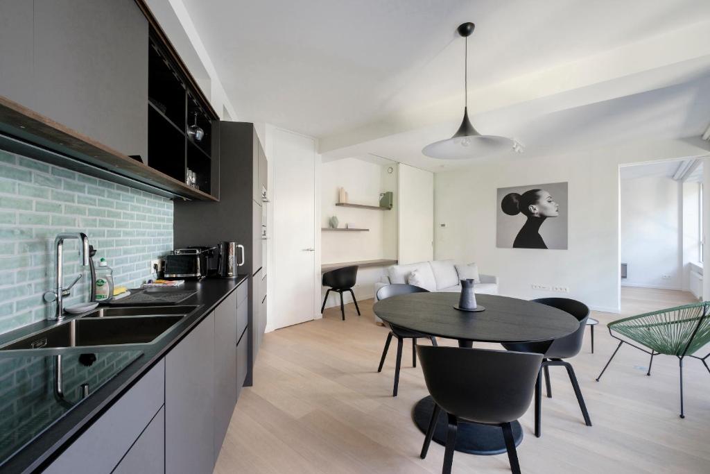 uma cozinha com uma mesa e uma sala de jantar em Nice 1 bedroom with balcony Avenue Louise em Bruxelas