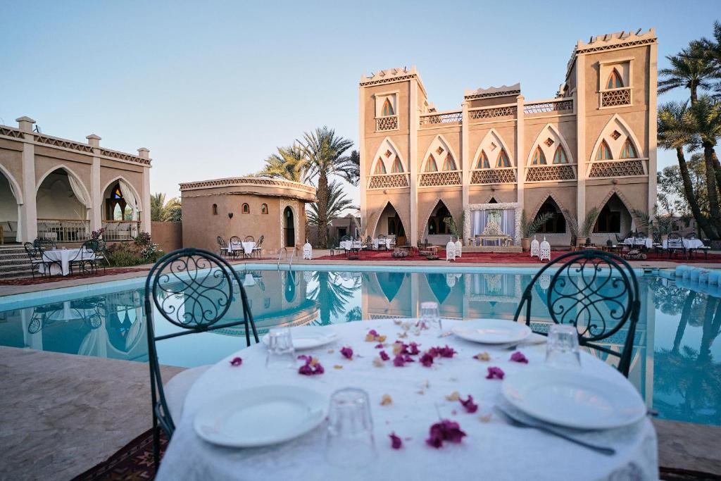 Poolen vid eller i närheten av Sbai Palace