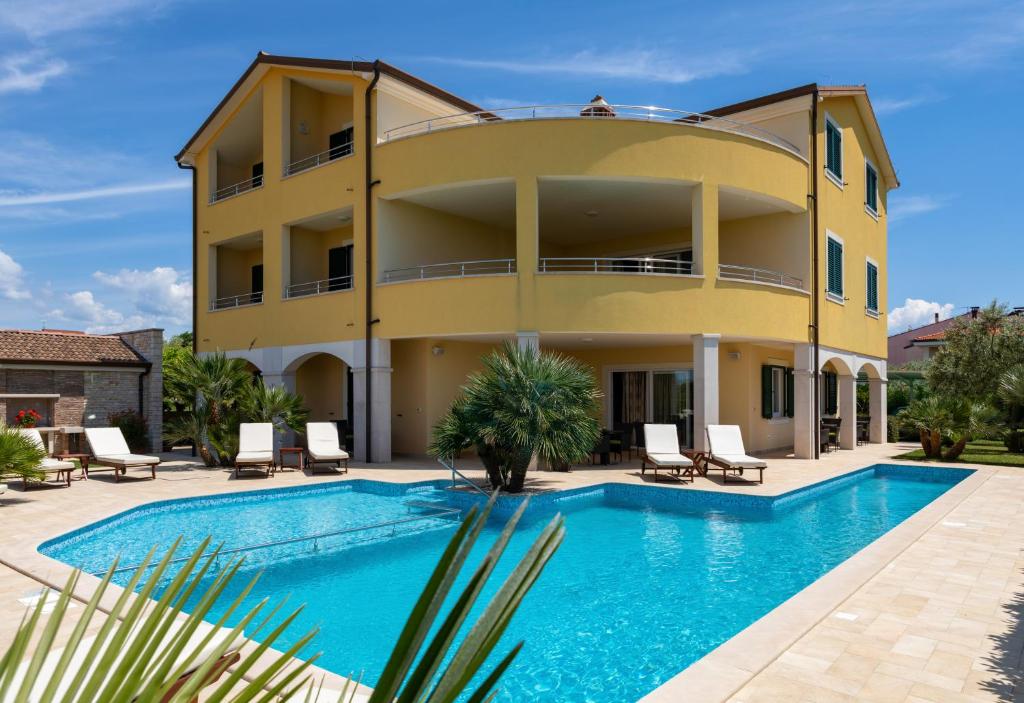 uma villa com piscina em frente a um edifício em B&B Villa Oasa 2 em Rovinj