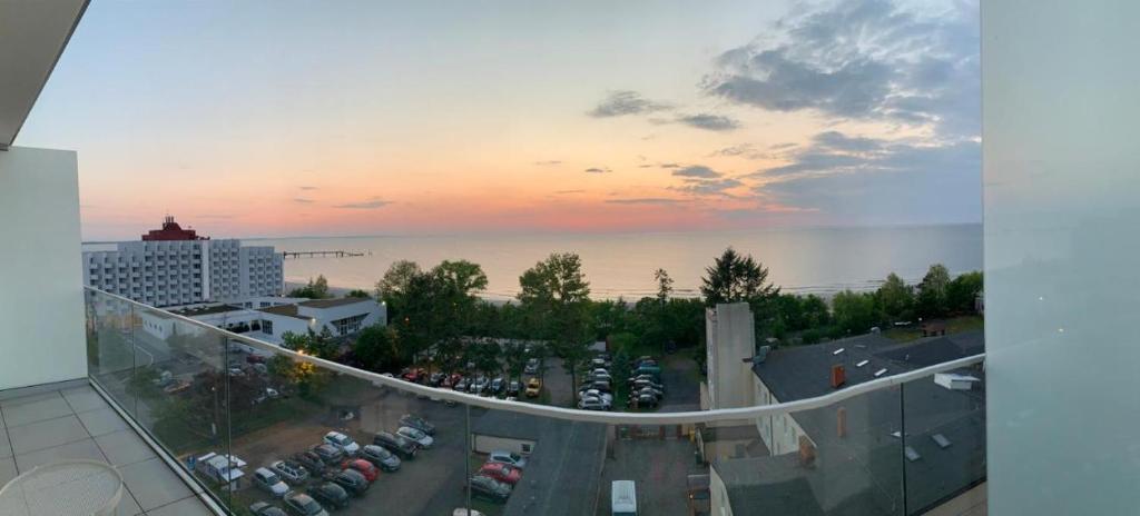 widok na parking z samochodami na parkingu w obiekcie Fischer Apartments w mieście Międzyzdroje