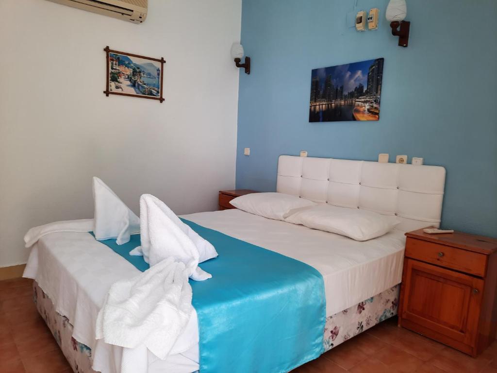 Ein Bett oder Betten in einem Zimmer der Unterkunft Adrasan Maviay Hotel
