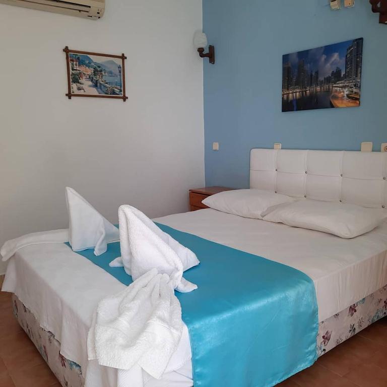 Ein Bett oder Betten in einem Zimmer der Unterkunft Adrasan Maviay Hotel