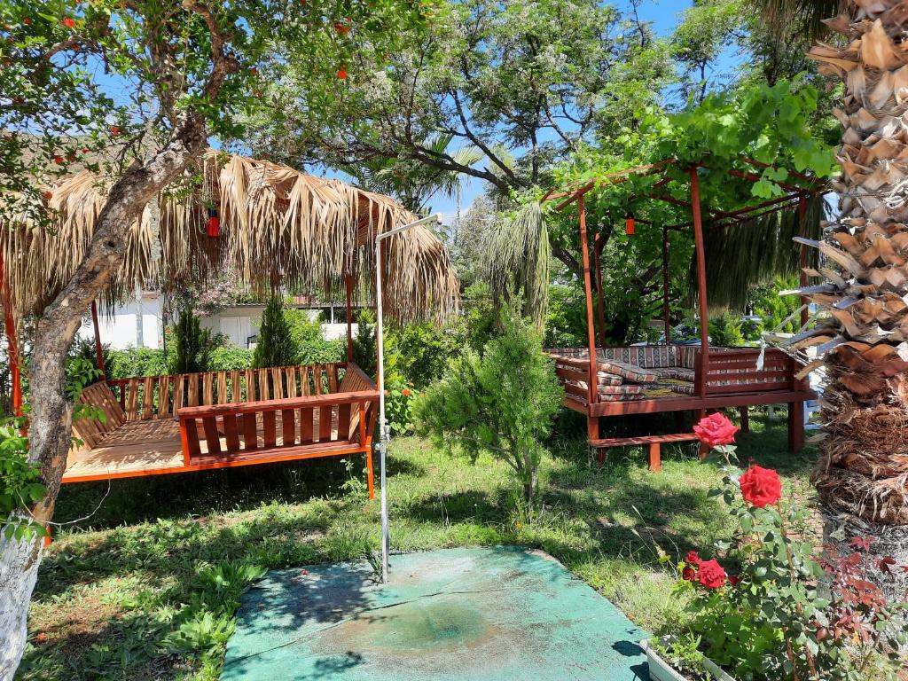 Ein Garten an der Unterkunft Adrasan Maviay Hotel