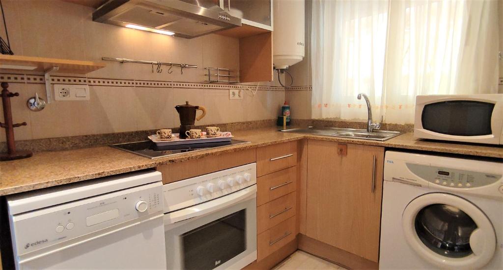 A kitchen or kitchenette at ACV - Costa Azahar I-2ª Linea Planta 2 Norte