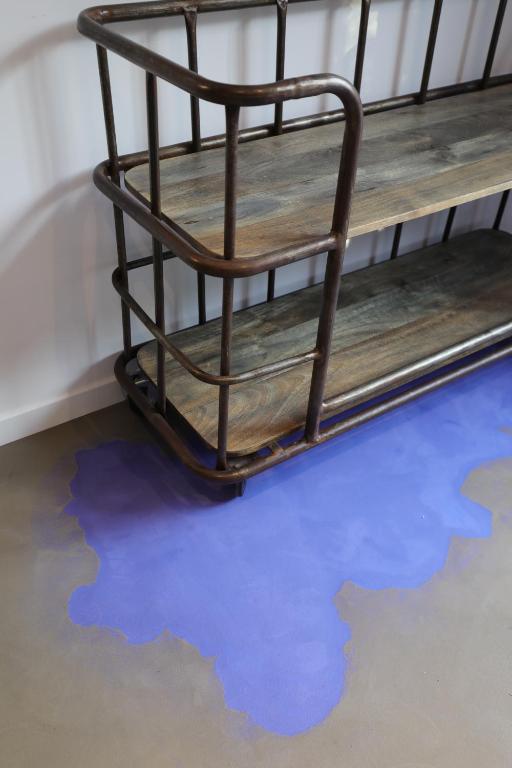 a metal shelf on top of blue water on the floor at Hôtel confidentiel Le Grecale in Pianottoli-Caldarello