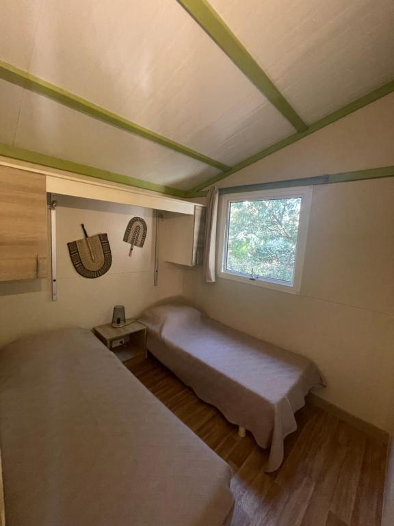 En eller flere senger på et rom på Camping la Clé des Champs