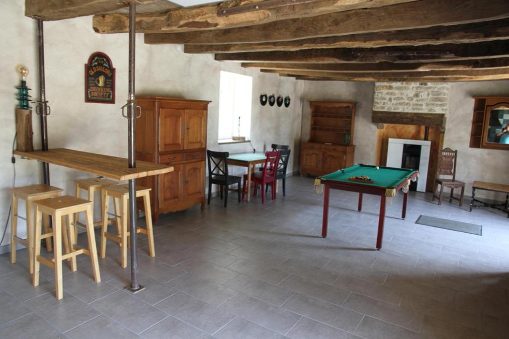 Stół bilardowy w obiekcie Au Figuier du Gué