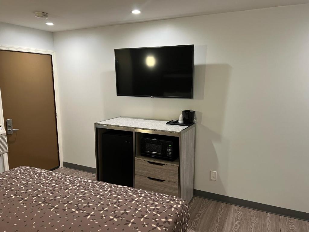 TV a/nebo společenská místnost v ubytování 112 Motel