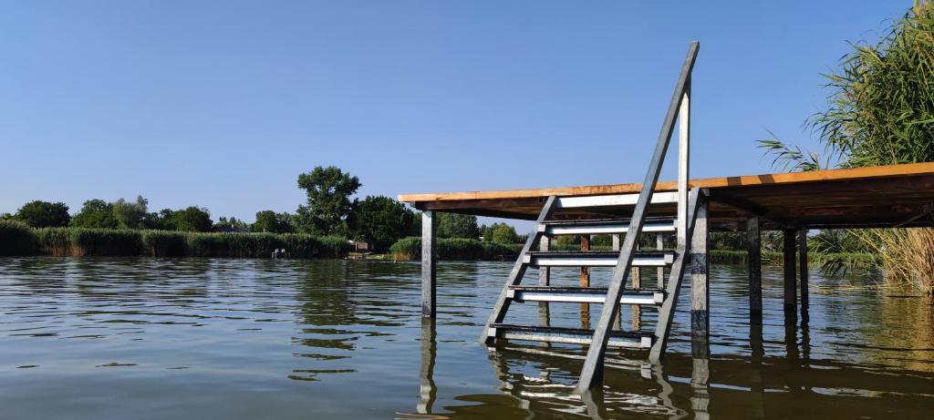 Výhled na řeku, která protéká v blízkosti bed and breakfast