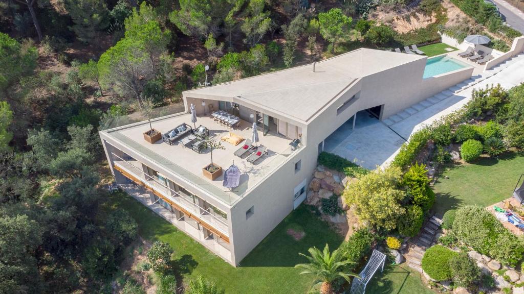 uma vista aérea de uma casa com piscina em Villa Alba em Santa Cristina d'Aro