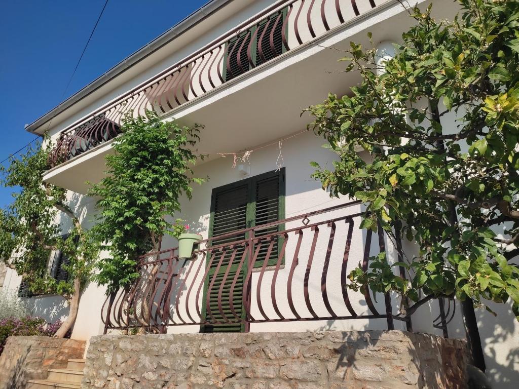 Casa con balcón y ventana en Guest House Nikola, en Božava