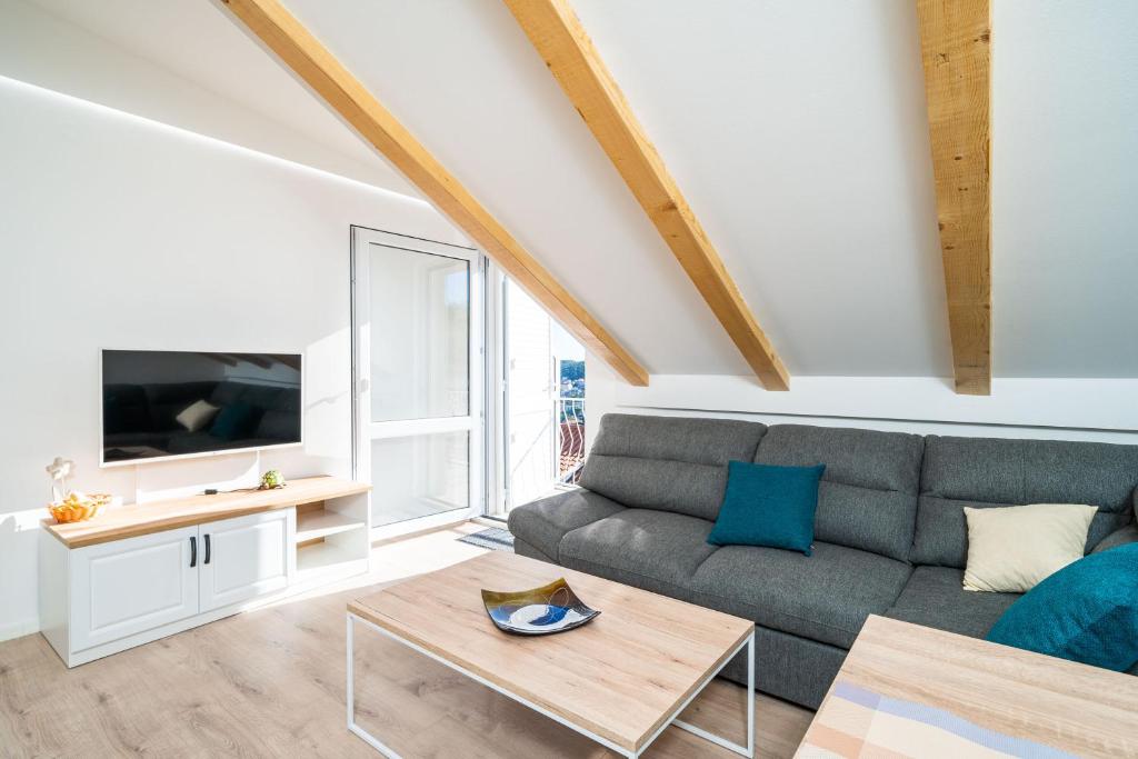 Televízia a/alebo spoločenská miestnosť v ubytovaní Apartmani Kralj